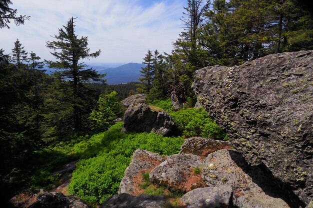 写真 空の背景にある岩石の山の景色