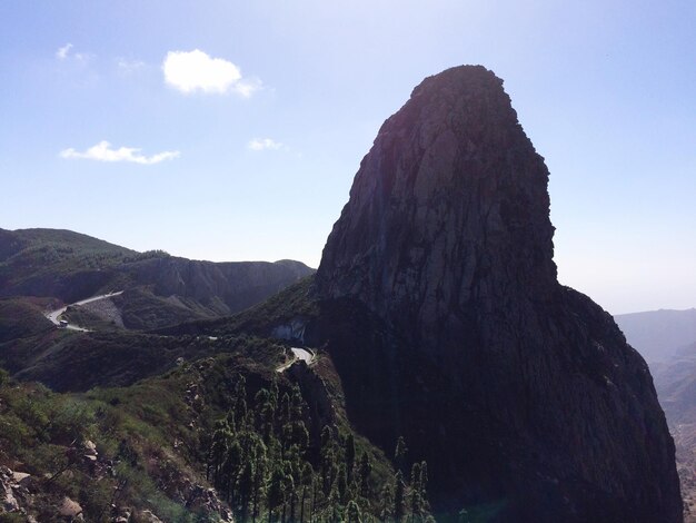 写真 空の背景にある岩石の山の景色