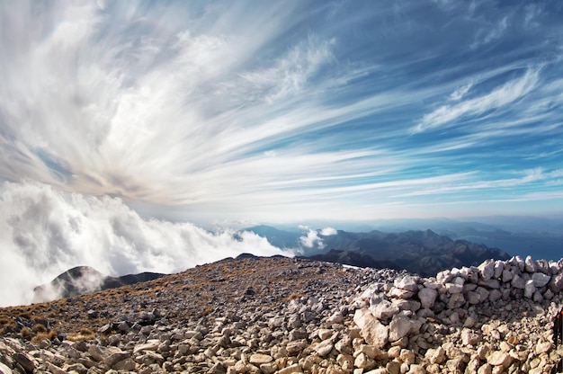 写真 空の背景にある岩石の山の景色