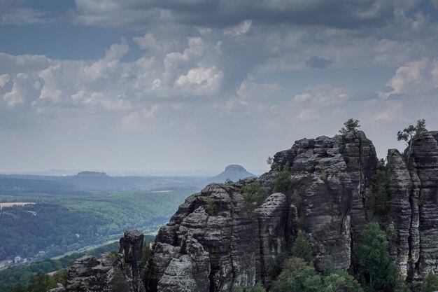 写真 空の背景にある岩石の山の景色