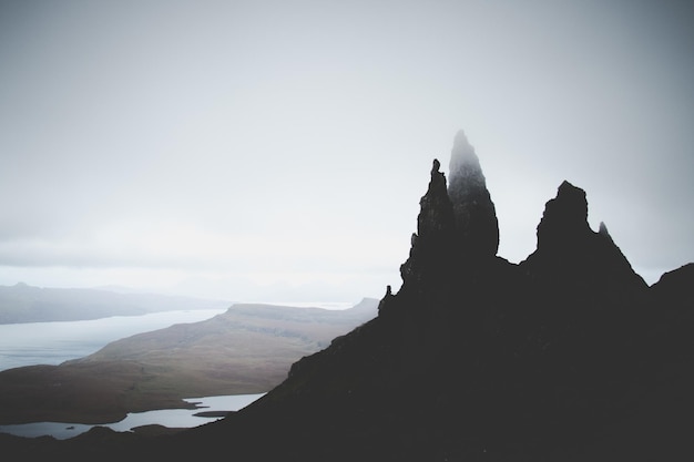 写真 空に照らされた岩石の山の景色