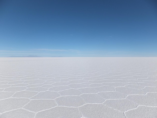 写真 晴れた青い空に照らされた塩の景色