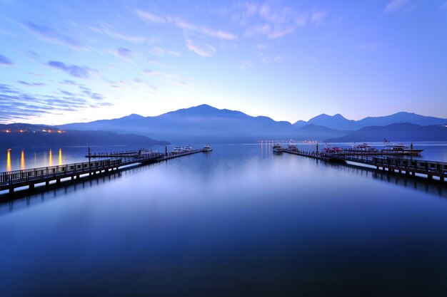 写真 夕暮れの青い空を背景に海の景色