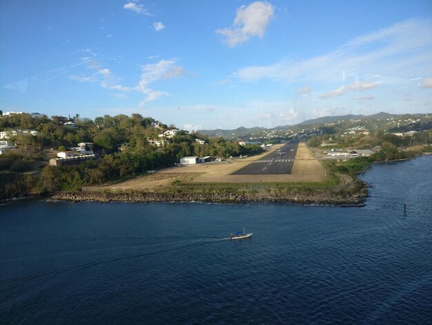 写真 青い空を背景にした海の景色