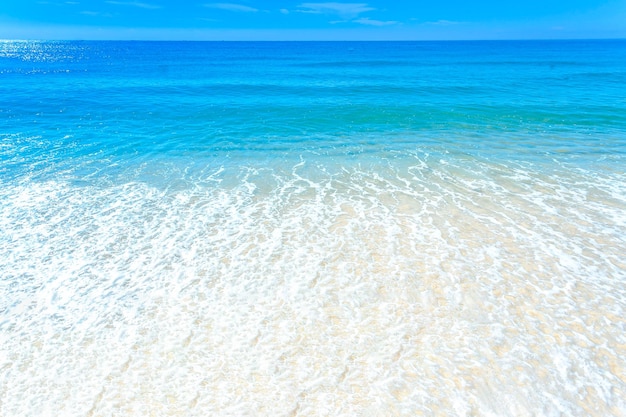 写真 青い空を背景にした海の景色