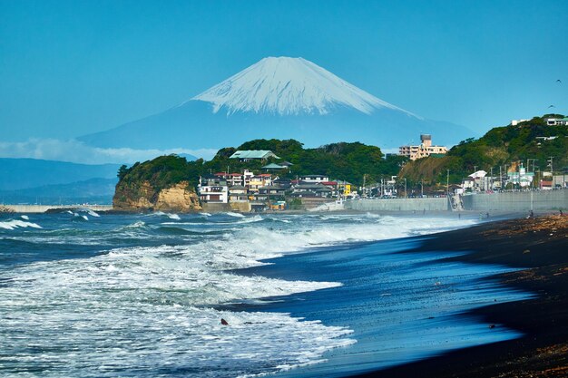 写真 青い空を背景にした海の景色