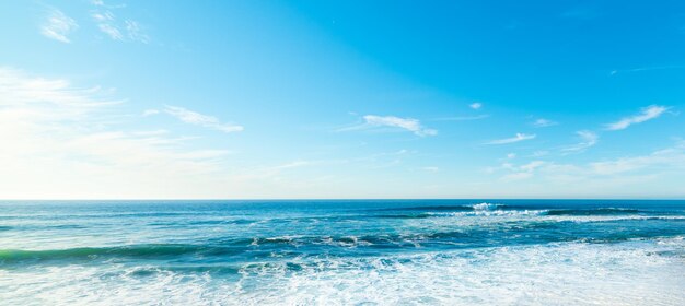 写真 青い空を背景にした海の景色