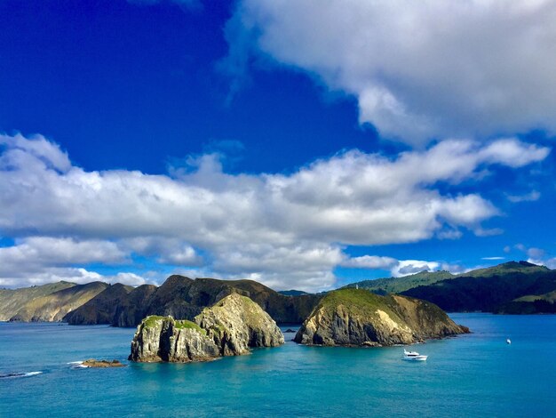 写真 青い空を背景にした海の景色