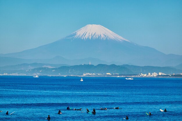 写真 青い空を背景にした海の景色