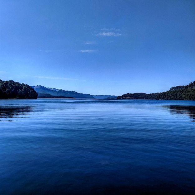 写真 青い空を背景にした海の景色