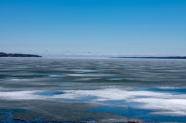 写真 青い空を背景にした海の景色