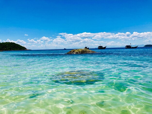 写真 青い空を背景にした海の景色