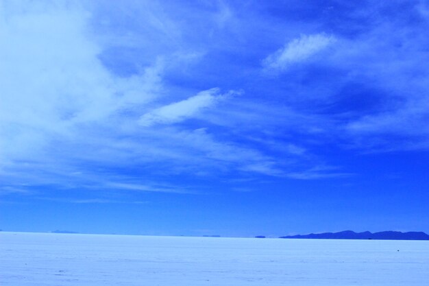 写真 青い空を背景にした海の景色