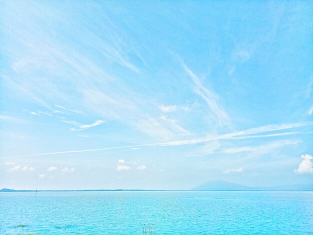 写真 青い空を背景にした海の景色