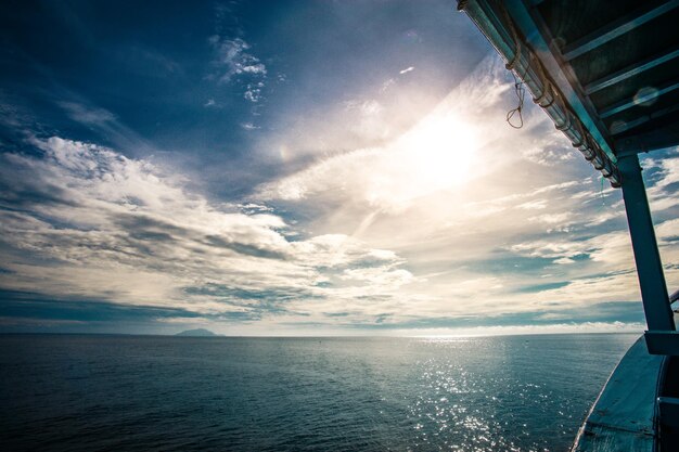 写真 鮮やかな太陽に照らされた海の景色