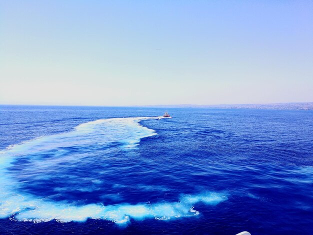 写真 晴れた青い空に照らされた海の景色