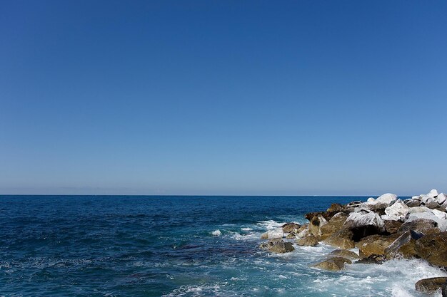 写真 晴れた青い空に照らされた海の景色