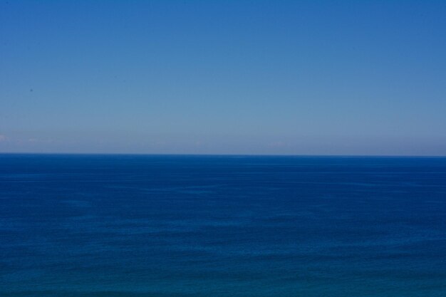 写真 晴れた青い空に照らされた海の景色