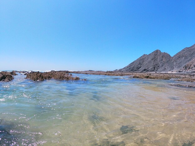 写真 晴れた青い空に照らされた海の景色