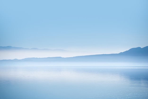 写真 晴れた青い空に照らされた海の景色