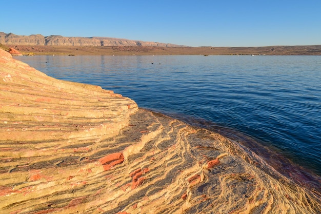 Фото Красивый вид на море на фоне чистого голубого неба