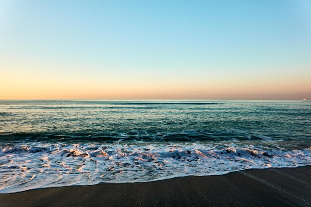 写真 晴れた空に照らされた海の景色