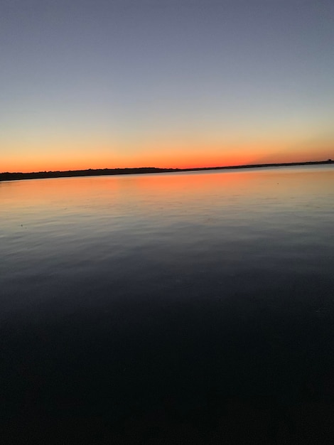 Фото Красивый вид на море на чистом небе во время захода солнца