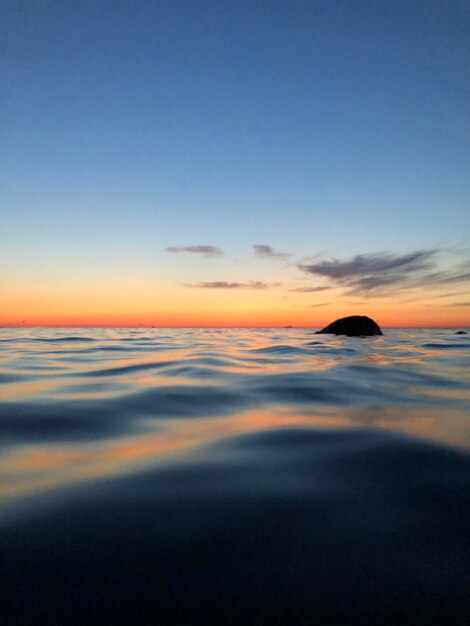 Фото Красивый вид на море на чистом небе во время захода солнца