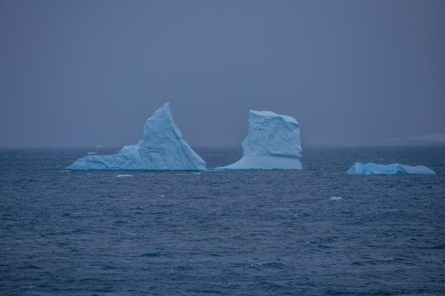 Фото Красивый вид на море на чистом небе зимой