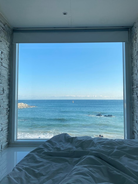 사진 창문 을 통해 볼 수 있는  ⁇ 은 하늘 을 배경 으로 바다 의 풍경
