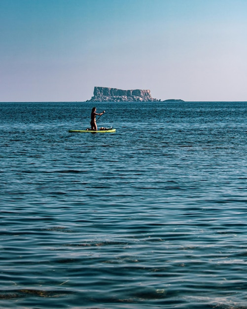 Фото Красивый вид на море на чистом небе с дамой на плоту