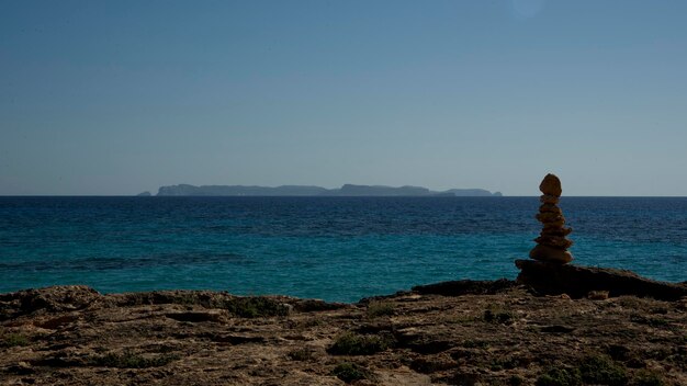 写真 晴れた空を背景に海の景色