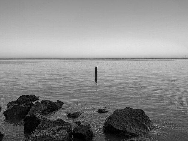 写真 晴れた空を背景に海の景色