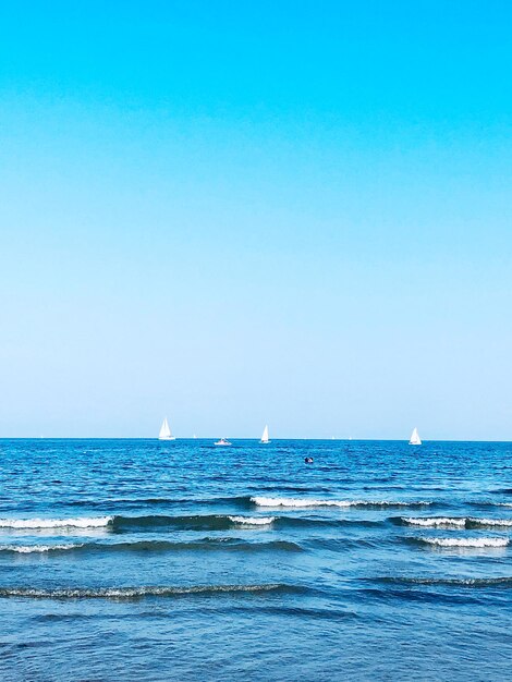 写真 晴れた空を背景に海の景色