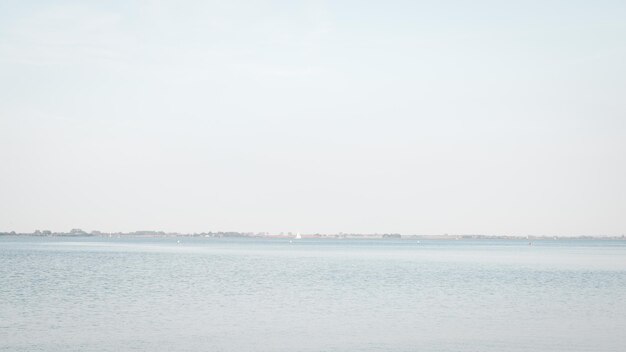 写真 晴れた空を背景に海の景色