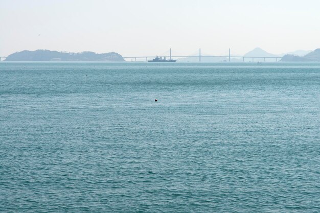 写真 晴れた空に照らされた海の景色