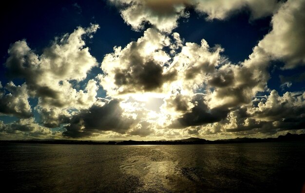 写真 夕暮れ の 時 の 雲 の ある 空 に 対し て の 海 の 景色