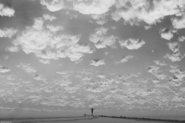 사진 구름 이 가득 한 하늘 을 배경 으로 바다 의 풍경