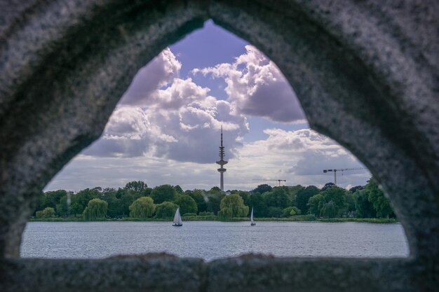 写真 雲の空に照らされた海の景色