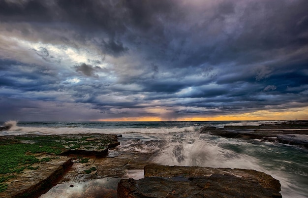 写真 雲の空に照らされた海の景色