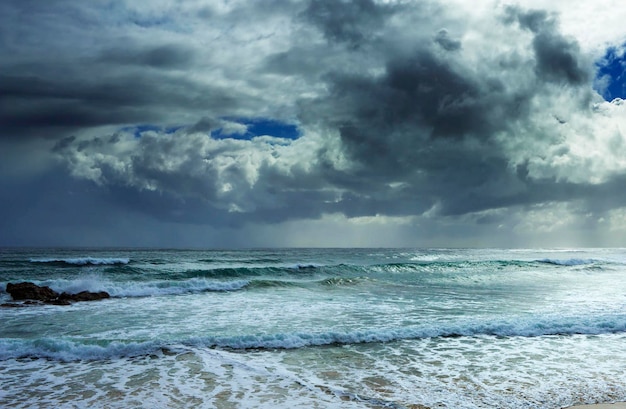 写真 雲の空に照らされた海の景色