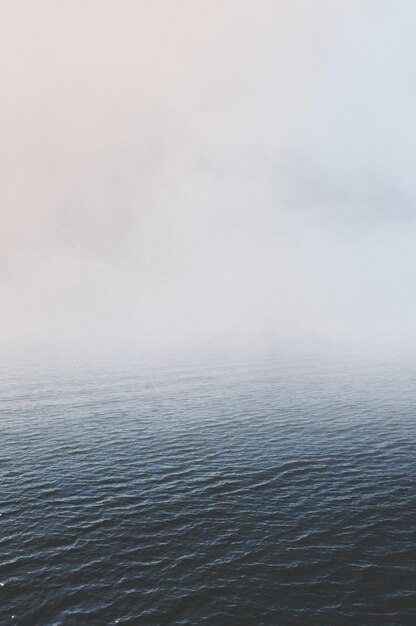 写真 雲の空に照らされた海の景色