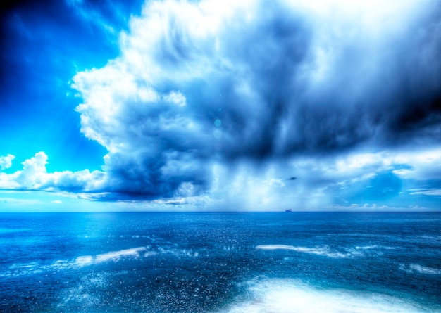 写真 雲の空に照らされた海の景色