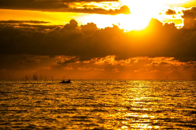 写真 夕暮れ の 時 に 劇 的 な 空 に 対し て の 海 の 景色