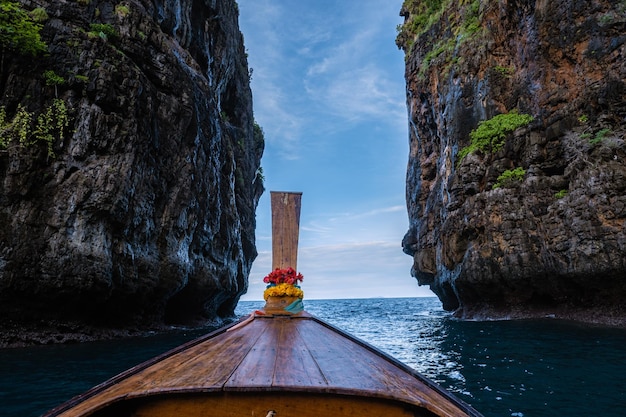 写真 山の背後にある海の景色