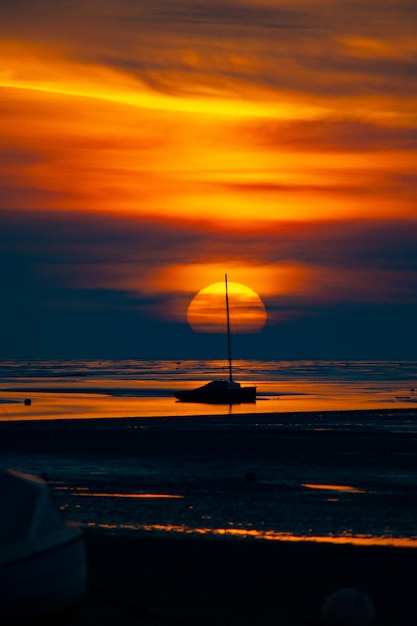 写真 オレンジ色の空を背景に海の景色