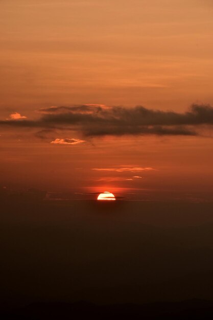 写真 夕暮れ の ロマンチック な 空 に 対し て の 海 の 景色