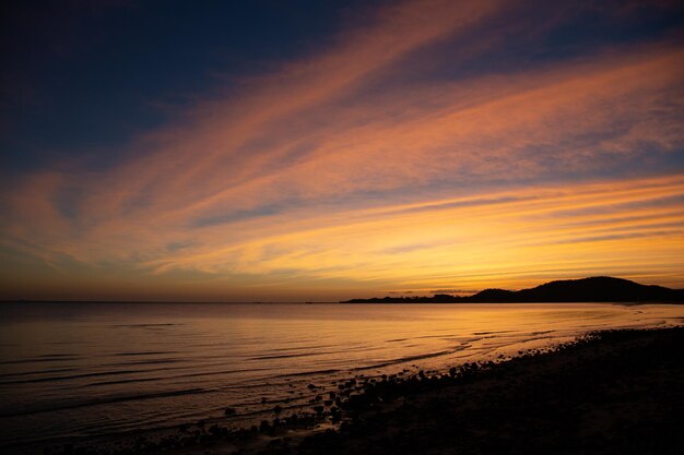 写真 夕暮れ の ロマンチック な 空 に 対し て の 海 の 景色