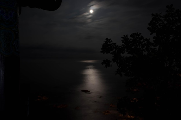 Фото Красивый вид на море на фоне ночного неба