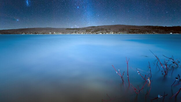 写真 夜空の背景にある海の景色